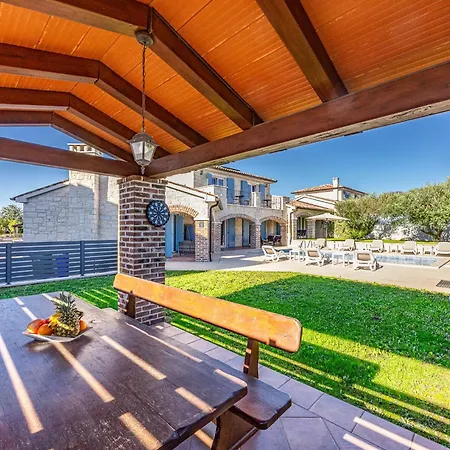 Mila In With Sea View And Private Pool Only 300 Meters From The