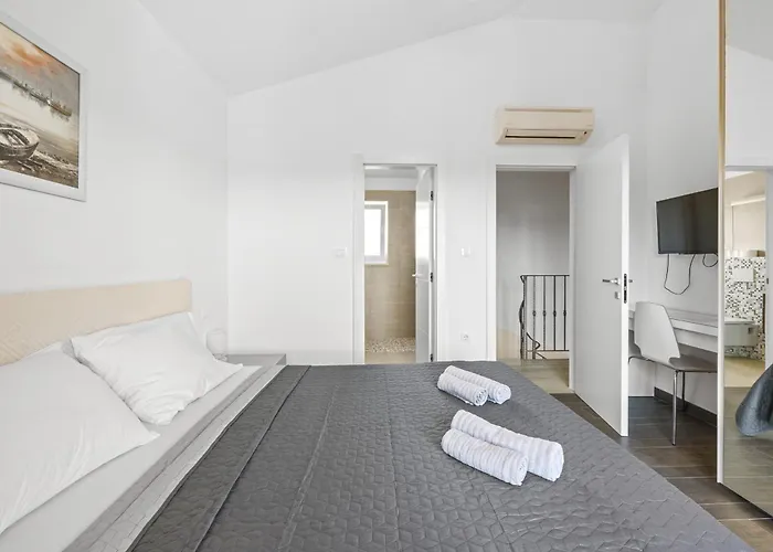 Villa Mila In With Sea View And Private Pool Only 300 Meters From The Medulin