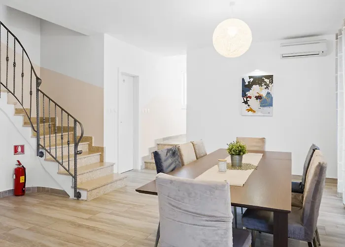 Mila In With Sea View And Private Pool Only 300 Meters From The