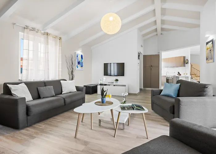 Mila In With Sea View And Private Pool Only 300 Meters From The Villa